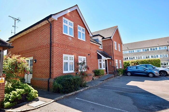 1 Bedroom Flat For Sale In Clements Mead, Leatherhead, KT22