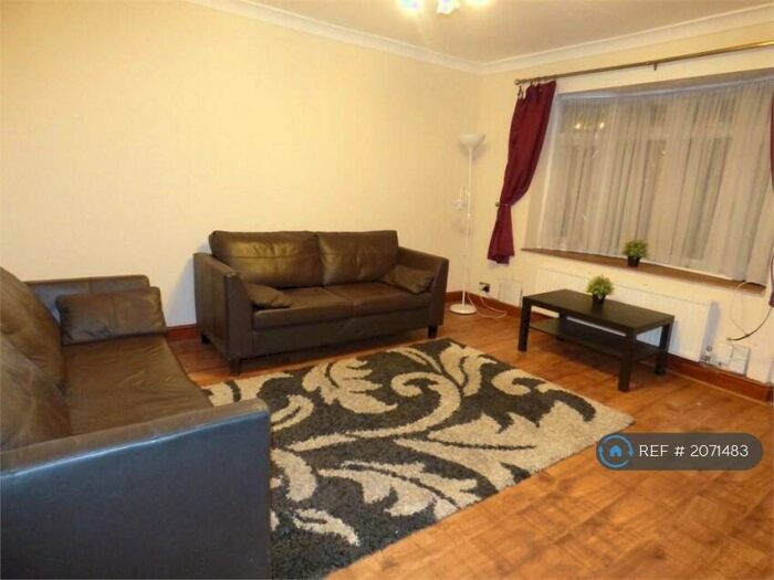 3 Bedroom End Of Terrace House To Rent In Trelawney Avenue, Slough, SL3
