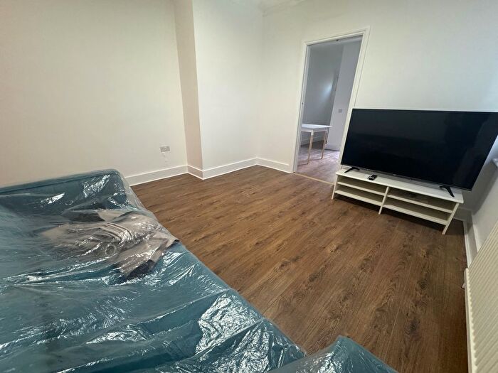 2 Bedroom Flat To Rent In Collingbourne Road, London, W12