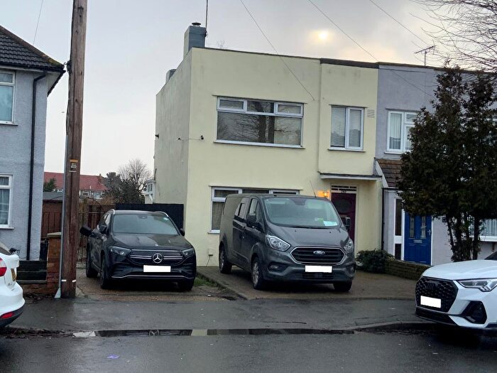 3 Bedroom End Of Terrace House For Sale In Elm Park Avenue, Elm Park, Hornchurch, Essex, RM12