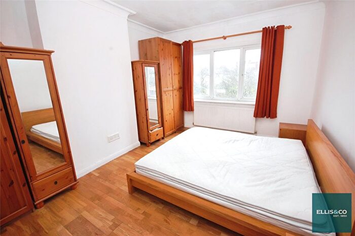 2 Bedroom Flat To Rent In The Drive, Golders Green, NW11