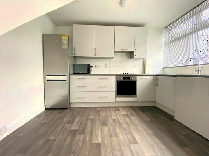 3 Bedroom Maisonette To Rent In Norton House, E1