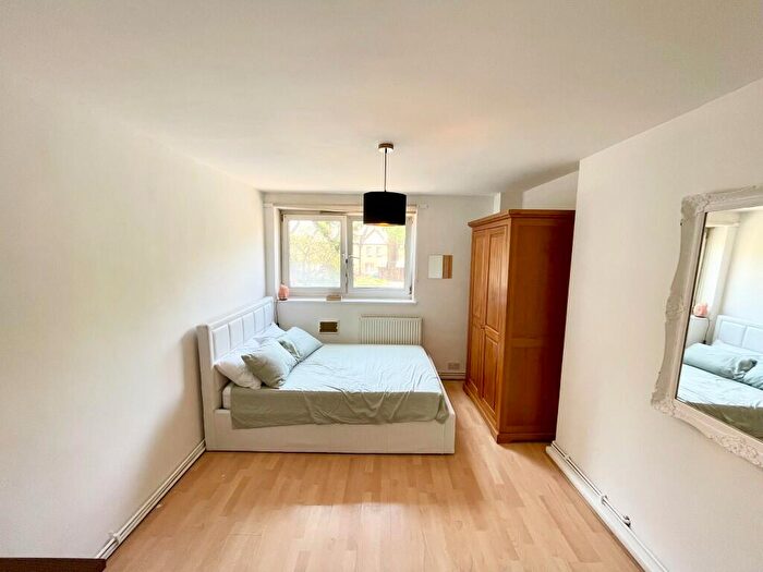 1 Bedroom Flat To Rent In Roland Way, London, SE17