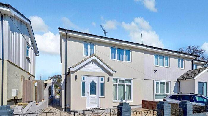 4 Bedroom Semi-Detached House To Rent In Newmans Lane, Loughton, IG10