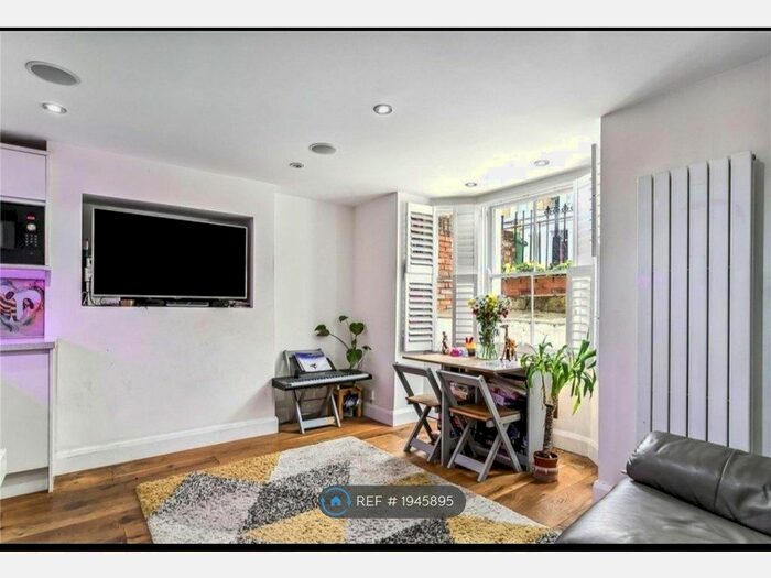 2 Bedroom Flat To Rent In Luxor Street, London, SE5