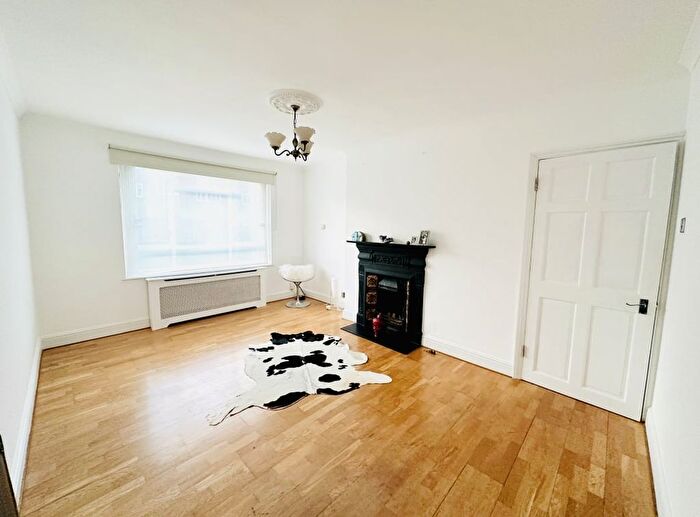1 Bedroom Flat For Sale In Esmond Road, Chiswick, London, W4