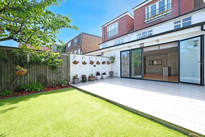 4 Bedroom Semi-Detached House For Sale In Popes Lane, Ealing, W5