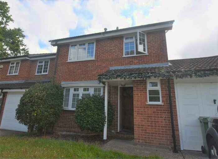 4 Bedroom House To Rent In Sandy Lane, Farnborough, GU14