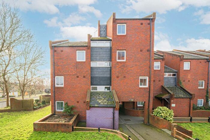2 Bedroom Flat For Sale In Clement Close, Chiswick, W4