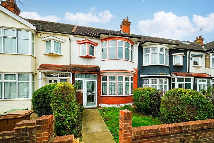 3 Bedroom Property For Sale In Royston Avenue, Chingford, E4