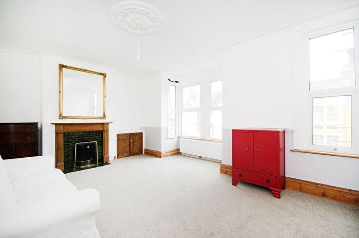 3 Bedroom Flat To Rent In Minet Avenue, Harlesden, London, NW10