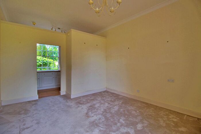 2 Bedroom Flat For Sale In Swallowfield Park, Swallowfield, Reading, RG7