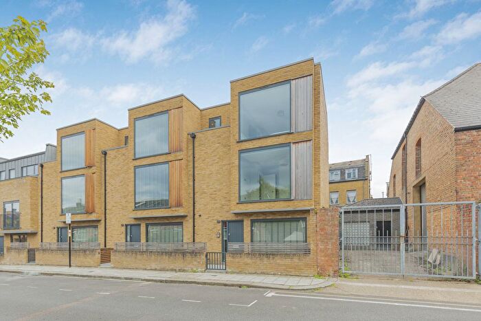 3 Bedroom Terraced House To Rent In Balham New Road, London, SW12