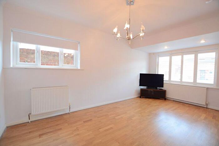 Flat To Rent In Marlborough Road, Slough, SL3