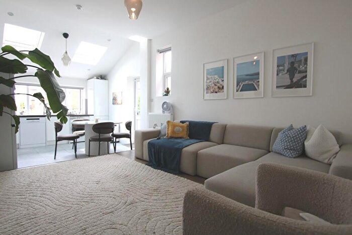 3 Bedroom Flat To Rent In Holland Road, Kensal Rise, London, NW10