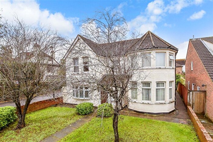 3 Bedroom Flat For Sale In Plough Lane, West Purley, Surrey, CR8