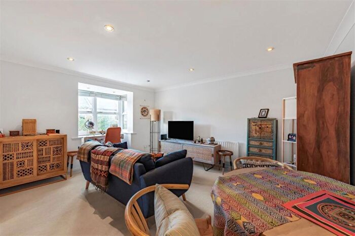 1 Bedroom Flat For Sale In Dovecote Gardens, East Sheen, SW14