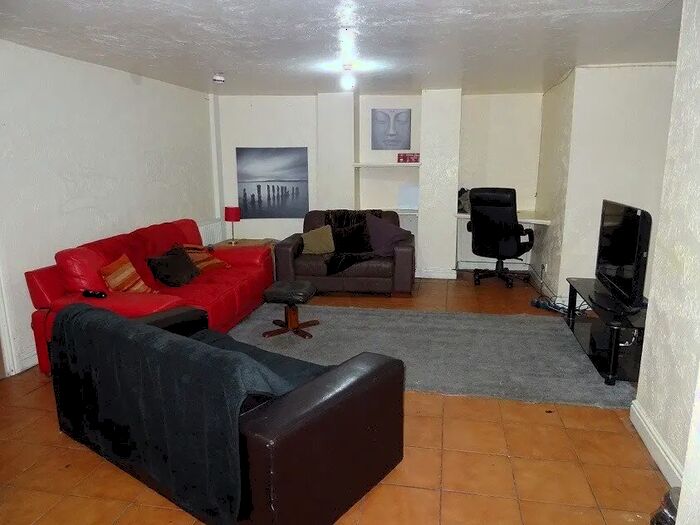 7 Bedroom Terraced House To Rent In Headingley Avenue, Leeds, West Yorkshire, LS6