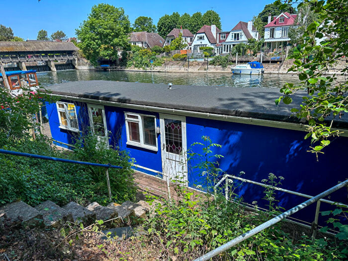 2 Bedroom House Boat For Sale In Ash Island, East Molesey, KT8