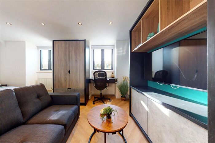 Apartment To Rent In Apt, South Parade #, LS1