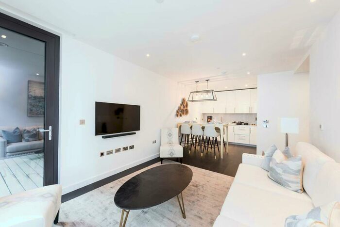 2 Bedroom Flat To Rent In Clownes Walk, Vauxhall, London, SW11