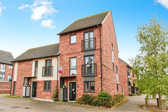 4 Bedroom Semi-detached House For Sale In Lapwing Close, Allerton Bywater, Castleford, WF10