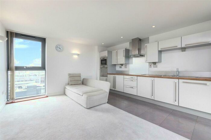 2 Bedroom Flat To Rent In Neutron Tower, Blackwall Way, E14