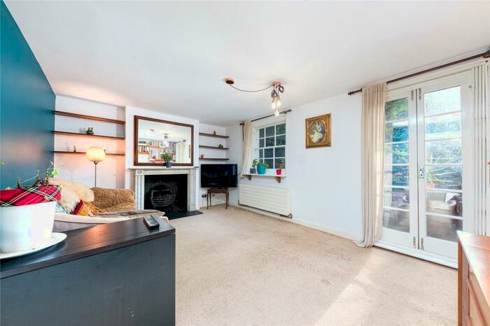 2 Bedroom Flat To Rent In Canonbury Square, Islington, London, N1