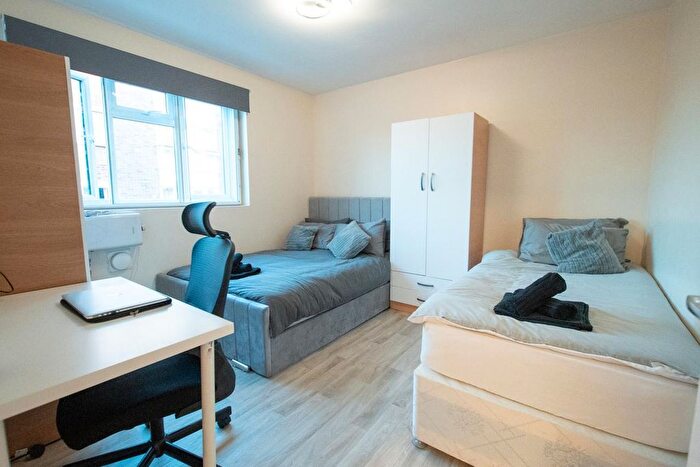 2 Bedroom Flat To Rent In Claremont Close, London, E16