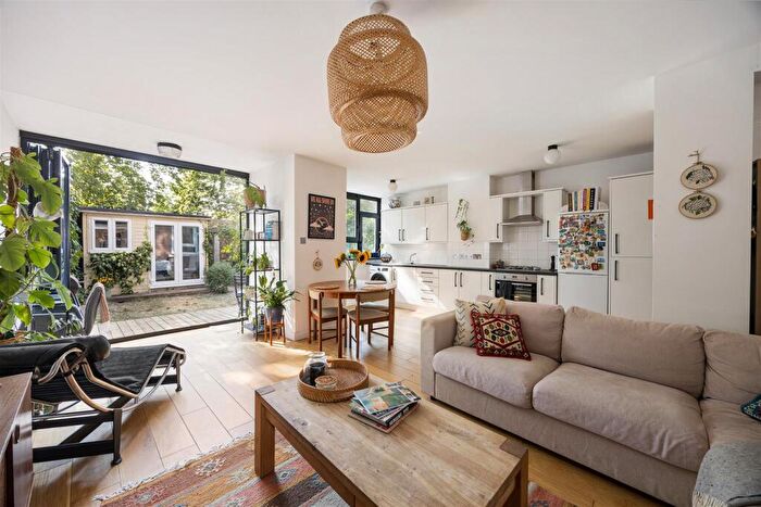 2 Bedroom Apartment For Sale In Brady Street, Bethnal Green, E1