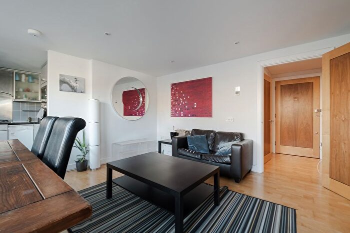 3 Bedroom Flat To Rent In Naoroji Street, London, WC1X