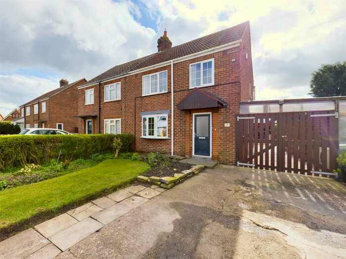 3 Bedroom Semi-Detached House For Sale In Southside Villas, Great Hatfield, Hull, HU11