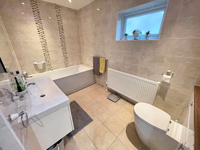 3 Bedroom Detached Bungalow For Sale In Mayfield Road, Luton, Bedfordshire, LU2
