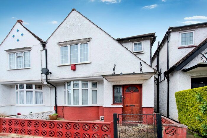 3 Bedroom Semi-Detached House To Rent In Temple Grove, Temple Fortune, NW11