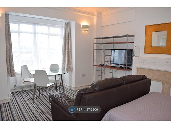 Studio To Rent In Rossmore Court, London, NW1