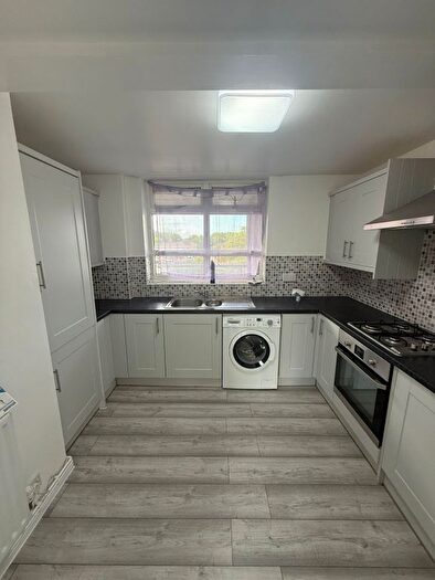 3 Bedroom Flat To Rent In Bedroom Maisonette Holdbrook South, EN8