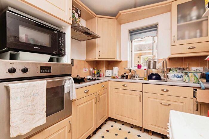 2 Bedroom Flat For Sale In Grangemoor Court, Cardiff, CF11