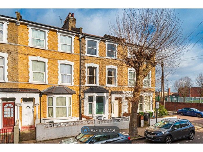 3 Bedroom Flat To Rent In Linscott Road, London, E5