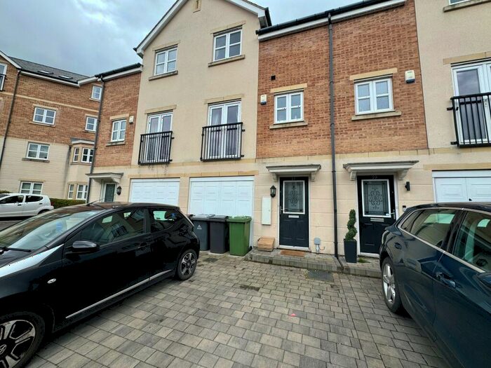 4 Bedroom Town House To Rent In Montgomery Avenue, Far Headingley, LS16