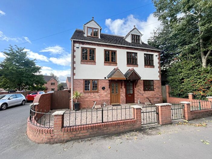 3 Bedroom Town House For Sale In Delph Road, Brierley Hill, DY5