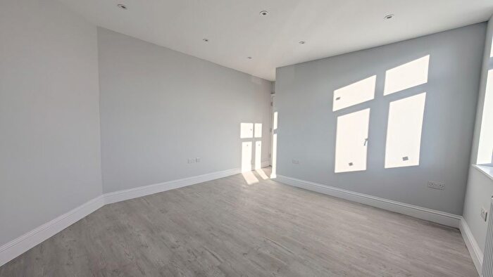 2 Bedroom Flat To Rent In Courtlands Drive, Watford, WD17