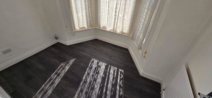 2 Bedroom Flat To Rent In Elgin Road, Ilford, Essex, IG3