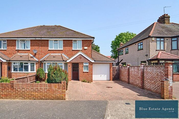 4 Bedroom Semi Detached House For Sale In Dale Avenue, Hounslow, TW4