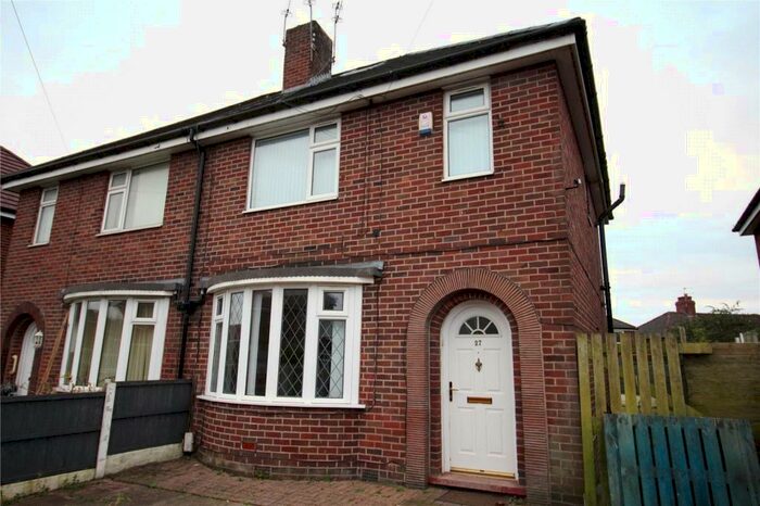 3 Bedroom Semi-Detached House To Rent In Higher House Close, Chadderton, Oldham, OL9