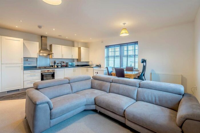 2 Bedroom Flat To Rent In Renwick Drive, Bromley, BR2