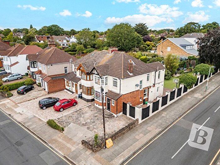 4 Bedroom Semi-Detached House For Sale In Deyncourt Gardens, Upminster, RM14