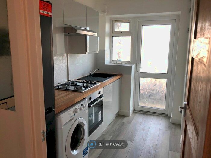 2 Bedroom Flat To Rent In Southbourne Court, London, NW9