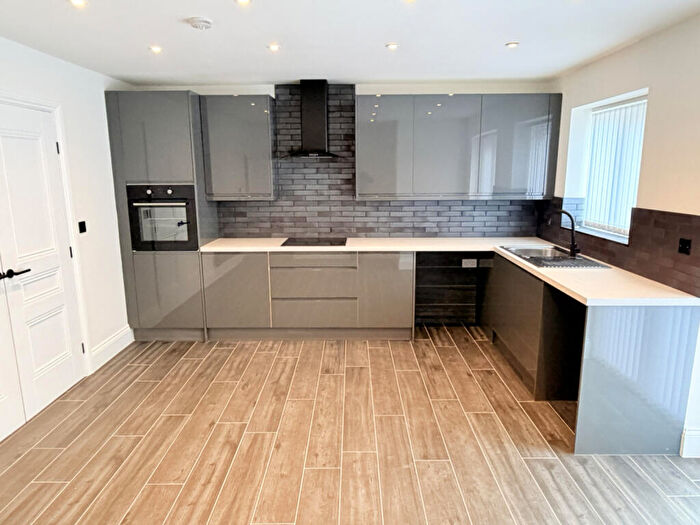 4 Bedroom Semi Detached House To Rent In Droylsden, M43