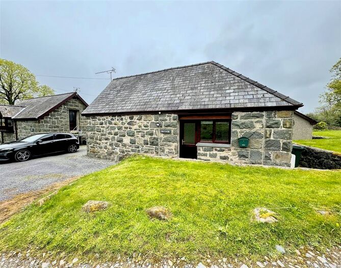 3 Bedroom Semi-Detached House To Rent In Bron Eifion, Criccieth, LL52