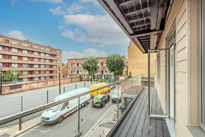 2 Bedroom Flat To Rent In Walworth Road, Elephant And Castle, London, SE17